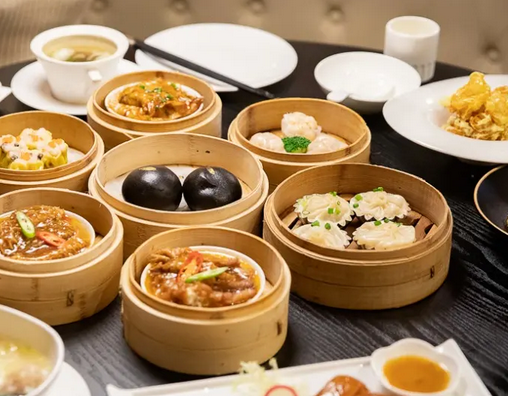 投资一个200万的茶餐厅一年利润赚多少钱？餐饮业需要办什么证件