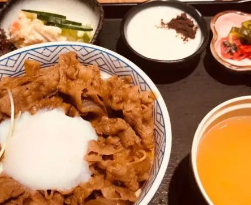 开个日式牛丼饭店一年利润能赚多少钱？开店4年赚钱经验真实经历